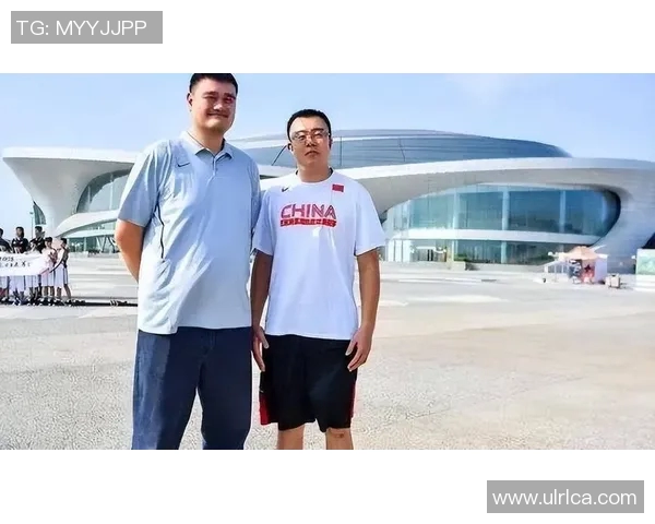 姚明如蜡像般矗立于篮球殿堂展现巨人风范与不屈精神