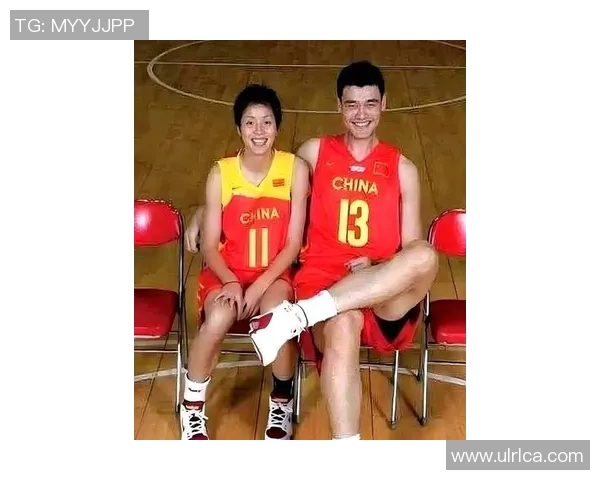 姚明与美女的完美合影展现篮球巨星的魅力与风采