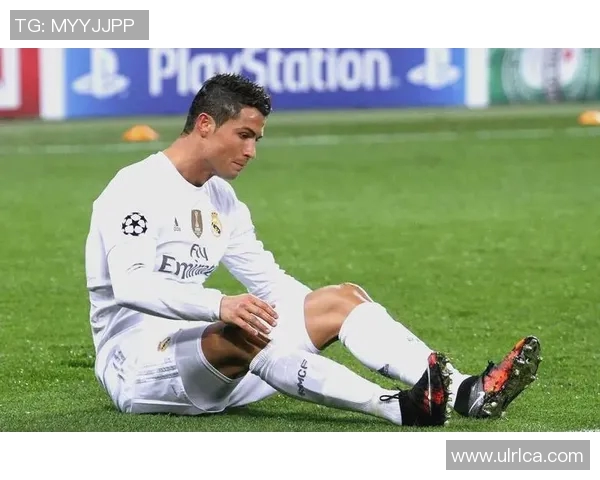 C罗在绿茵场上的精彩瞬间与传奇风采全景展示 C罗在绿茵场上的精彩瞬间与传奇风采全景展示