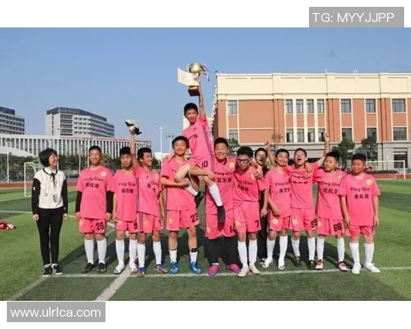 德国足球明星领衔球队出征国际赛场展现风采与实力