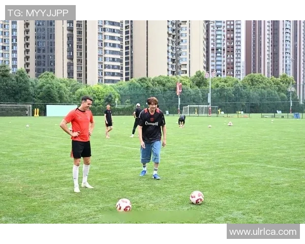 街头偶遇足球明星采访精彩瞬间分享与球迷互动的真实感受 街头偶遇足球明星采访精彩瞬间分享与球迷互动的真实感受