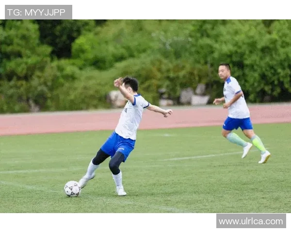 足球明星转会新动态精彩亮相图片展示球员风采与新球队激情 足球明星转会新动态精彩亮相图片展示球员风采与新球队激情